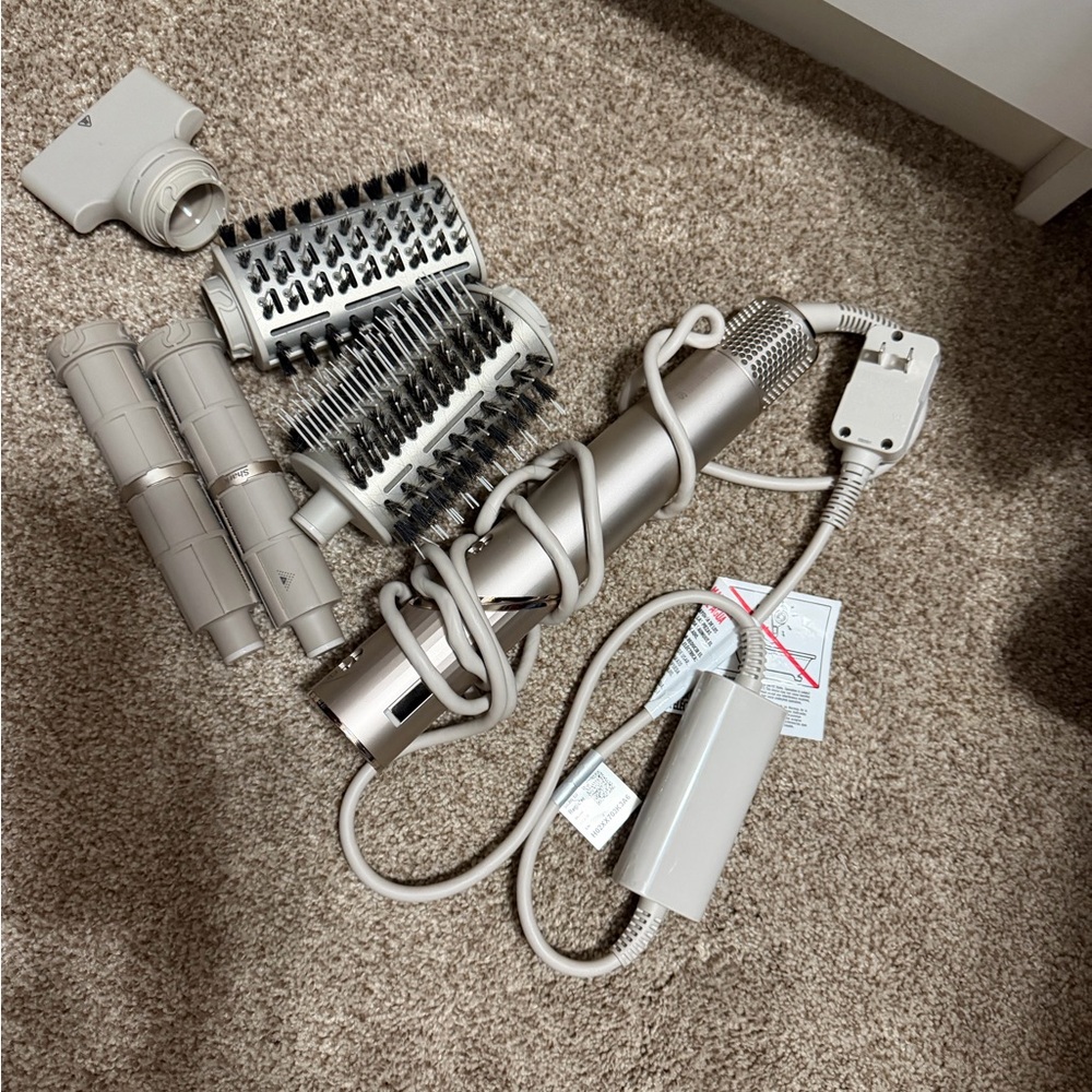 Like-new Shark hairdryer set with accessories. In perfect condition.